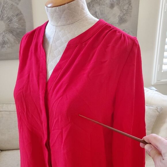 NEW! Gibson | Back Pleat Blouse - size Medium in Red - Picture 6 of 13